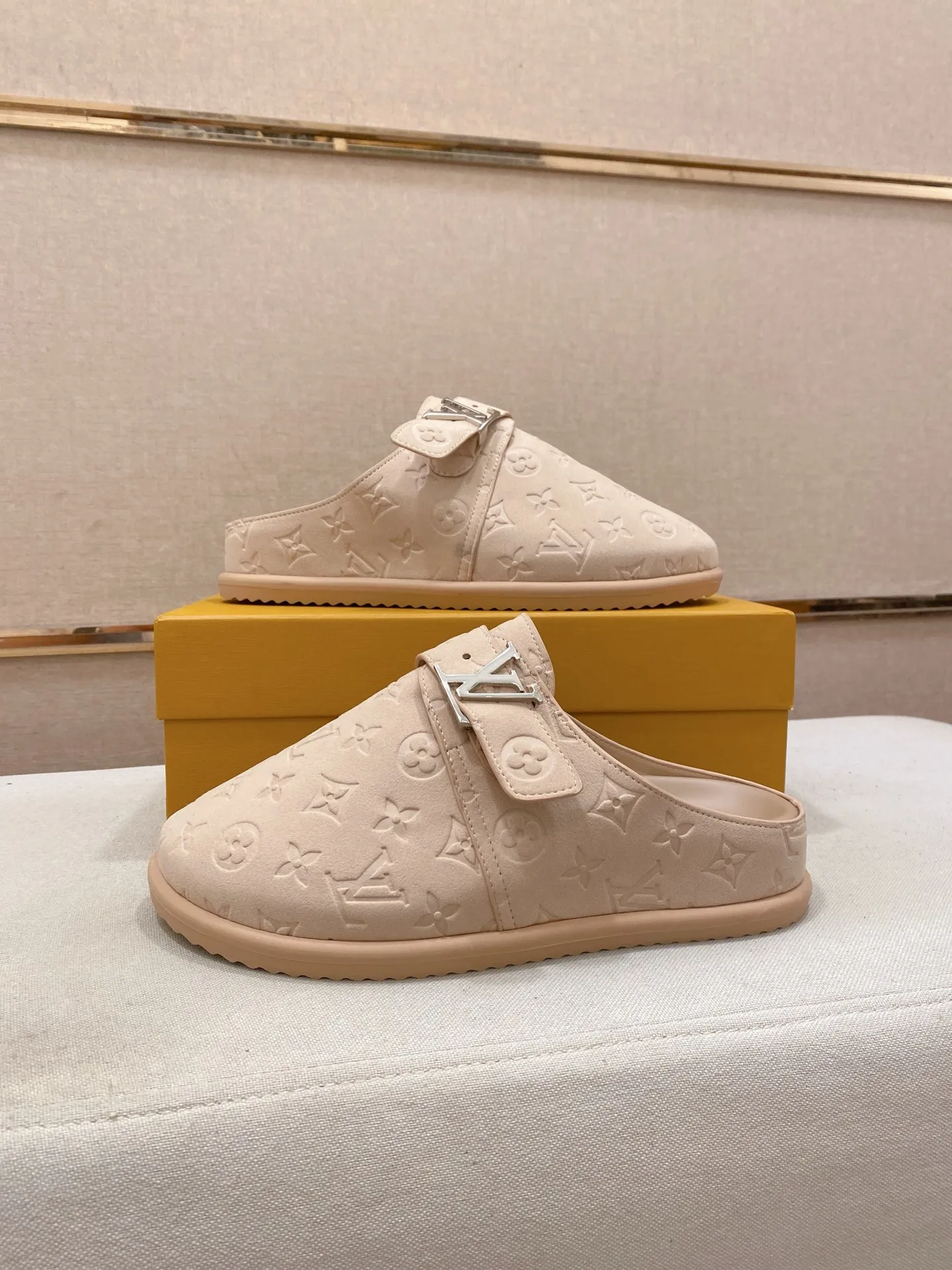 Men's shoes 💰: 360💰LV made 🔍Top purchasing agents, men's spring and summer slippers are available at the same counter. The uppers are made of Italian imported denim with logo graphics and high-quality craftsmanship. The soles are original soles specially provided by the original factory. The exclusive movable molded soles are super comfortable. Original factory follow-up products. 🔍🔍High quality. You can enter and exit the counter at will. Welcome to compare. The code number is 38-44.